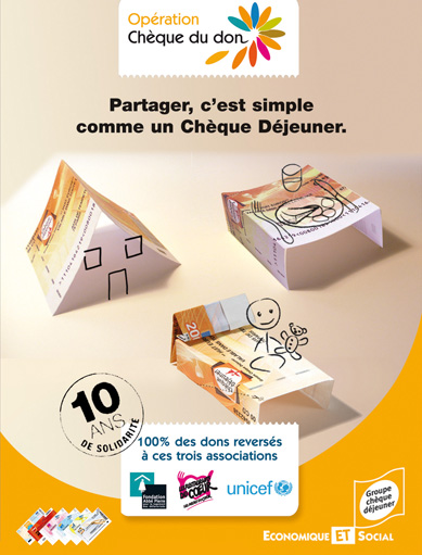 composition de 3 origamis différents de tickets restau : 1 maison, une table et un lit