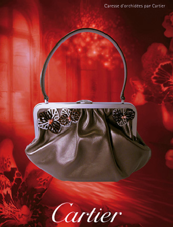 sac cuir et métal fond monochrome rouge d'intérieur avec des fleurs