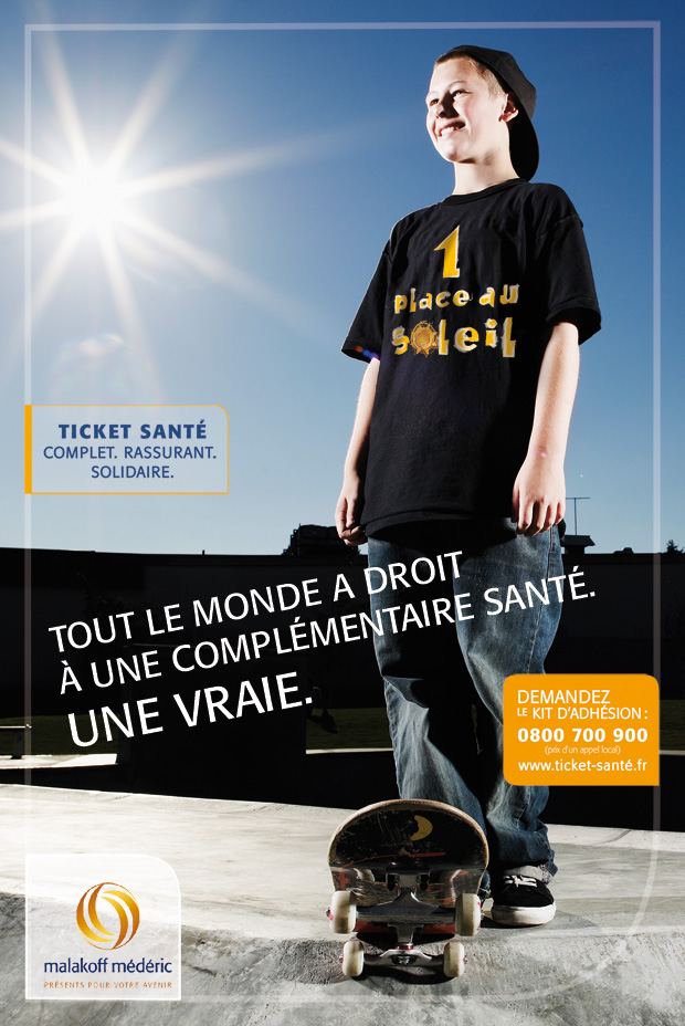 affiche d'un jeune garçon avec un skate-board portant un tee-shirt sur lequel est écrit une place au soleil